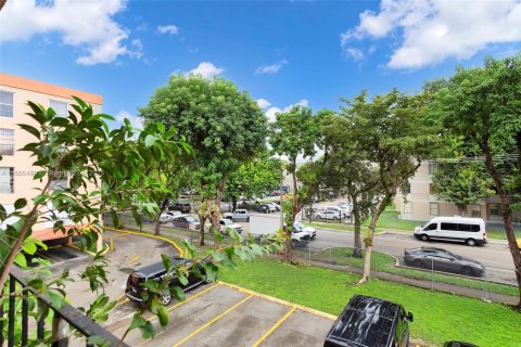 Condo in Hialeah, Florida, 2 bedrooms  № 1946298 - photo 29