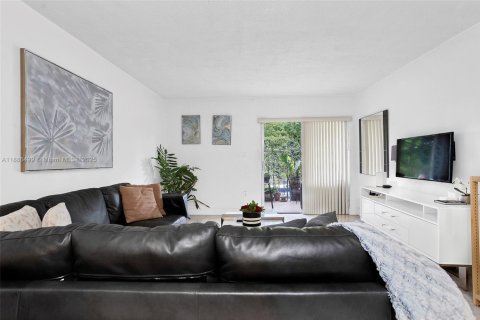 Condo in Hialeah, Florida, 2 bedrooms  № 1946298 - photo 15