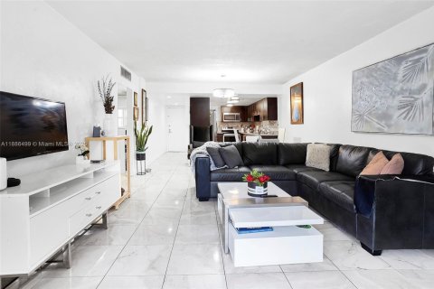 Condo in Hialeah, Florida, 2 bedrooms  № 1946298 - photo 10
