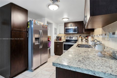 Condo in Hialeah, Florida, 2 bedrooms  № 1946298 - photo 4