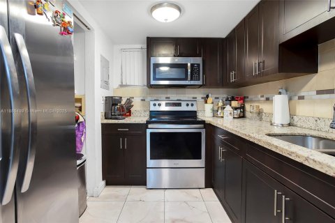 Condo in Hialeah, Florida, 2 bedrooms  № 1946298 - photo 3