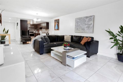 Condo in Hialeah, Florida, 2 bedrooms  № 1946298 - photo 9