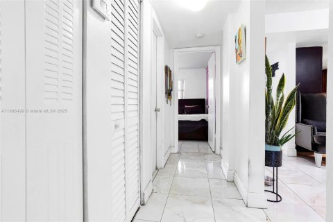 Condo in Hialeah, Florida, 2 bedrooms  № 1946298 - photo 18