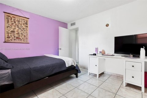 Condo in Hialeah, Florida, 2 bedrooms  № 1946298 - photo 20