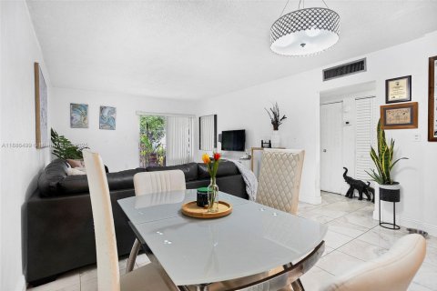 Condo in Hialeah, Florida, 2 bedrooms  № 1946298 - photo 16