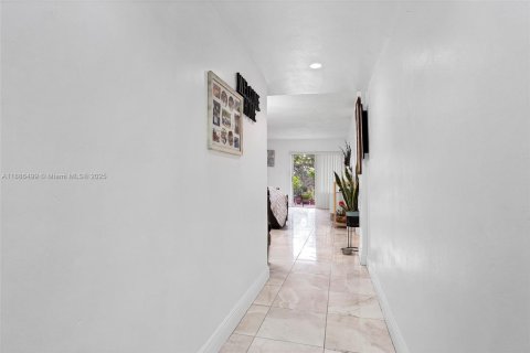 Condo in Hialeah, Florida, 2 bedrooms  № 1946298 - photo 17