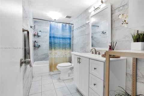 Condo in Hialeah, Florida, 2 bedrooms  № 1946298 - photo 22