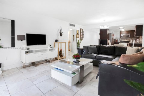 Condo in Hialeah, Florida, 2 bedrooms  № 1946298 - photo 11