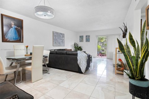 Condo in Hialeah, Florida, 2 bedrooms  № 1946298 - photo 12