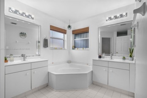 House in Pembroke Pines, Florida 4 bedrooms, 154.5 sq.m. № 1874219 - photo 30