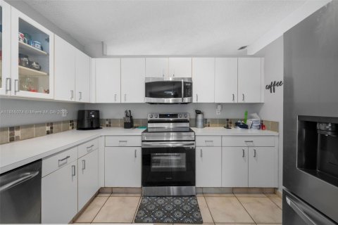 House in Pembroke Pines, Florida 4 bedrooms, 154.5 sq.m. № 1874219 - photo 11