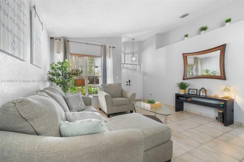 House in Pembroke Pines, Florida 4 bedrooms, 154.5 sq.m. № 1874219 - photo 4