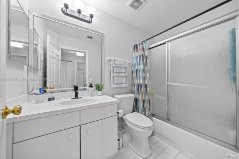 House in Pembroke Pines, Florida 4 bedrooms, 154.5 sq.m. № 1874219 - photo 20