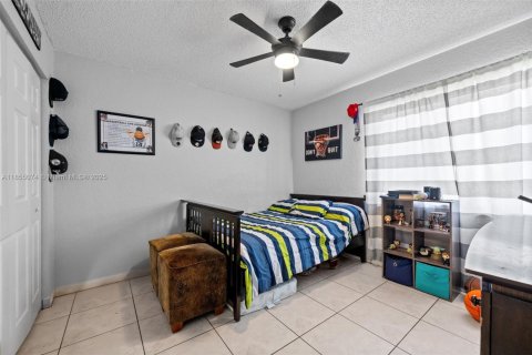 House in Pembroke Pines, Florida 4 bedrooms, 154.5 sq.m. № 1874219 - photo 24