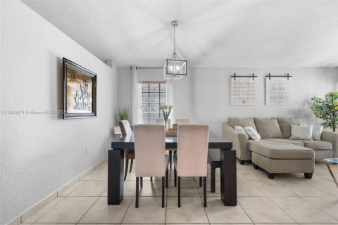 House in Pembroke Pines, Florida 4 bedrooms, 154.5 sq.m. № 1874219 - photo 27