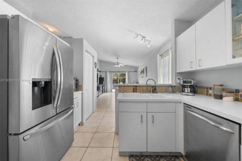 House in Pembroke Pines, Florida 4 bedrooms, 154.5 sq.m. № 1874219 - photo 18
