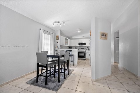 House in Pembroke Pines, Florida 4 bedrooms, 154.5 sq.m. № 1874219 - photo 12