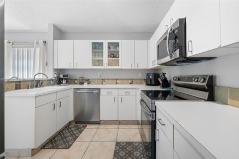 House in Pembroke Pines, Florida 4 bedrooms, 154.5 sq.m. № 1874219 - photo 17