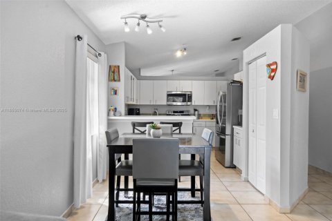 House in Pembroke Pines, Florida 4 bedrooms, 154.5 sq.m. № 1874219 - photo 13