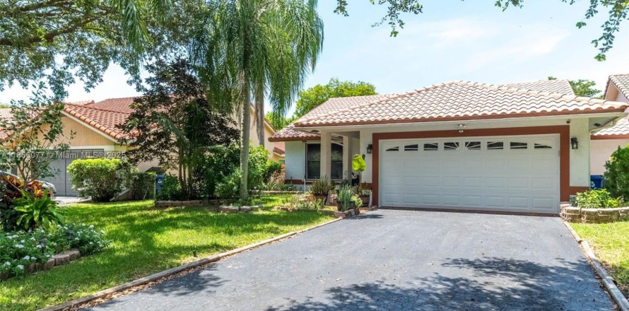 Дом в Корал-Спрингс, Флорида 4 спальни, 167.6м2 № 1926859