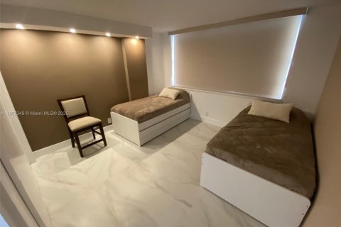 Condo in Hallandale Beach, Florida, 2 bedrooms  № 2012911 - photo 11