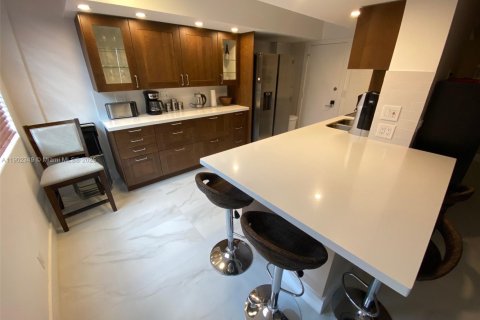 Condo in Hallandale Beach, Florida, 2 bedrooms  № 2012911 - photo 3