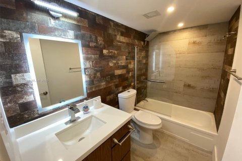 Condo in Hallandale Beach, Florida, 2 bedrooms  № 2012911 - photo 12