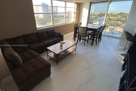 Condo in Hallandale Beach, Florida, 2 bedrooms  № 2012911 - photo 5
