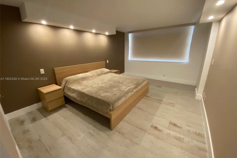 Condo in Hallandale Beach, Florida, 2 bedrooms  № 2012911 - photo 10