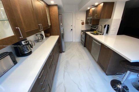 Condo in Hallandale Beach, Florida, 2 bedrooms  № 2012911 - photo 4