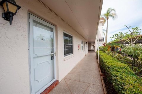 Condo in Dunedin, Florida, 2 bedrooms  № 1824778 - photo 1