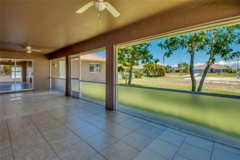 House in Cape Coral, Florida 3 bedrooms, 189.89 sq.m. № 1884002 - photo 25