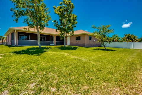 House in Cape Coral, Florida 3 bedrooms, 189.89 sq.m. № 1884002 - photo 27