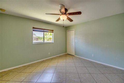 House in Cape Coral, Florida 3 bedrooms, 189.89 sq.m. № 1884002 - photo 21