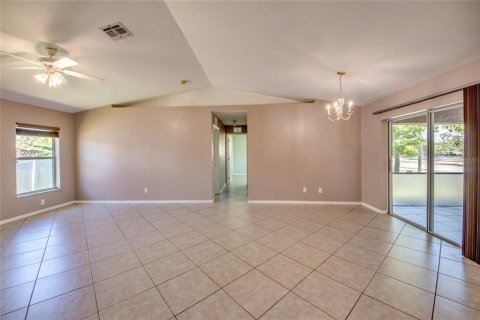 House in Cape Coral, Florida 3 bedrooms, 189.89 sq.m. № 1884002 - photo 14