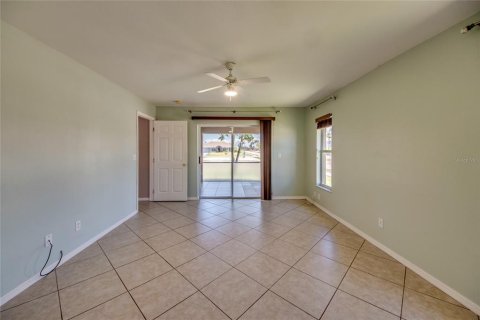 House in Cape Coral, Florida 3 bedrooms, 189.89 sq.m. № 1884002 - photo 17