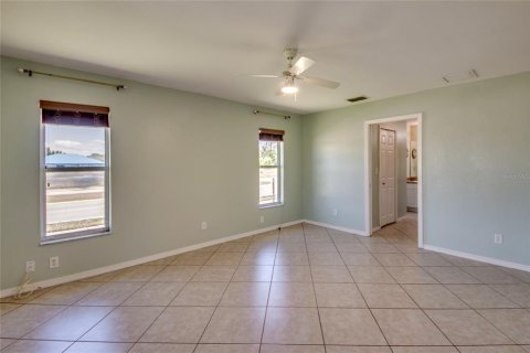 House in Cape Coral, Florida 3 bedrooms, 189.89 sq.m. № 1884002 - photo 16