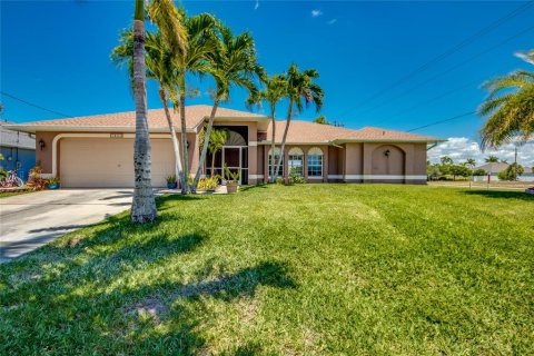 House in Cape Coral, Florida 3 bedrooms, 189.89 sq.m. № 1884002 - photo 1