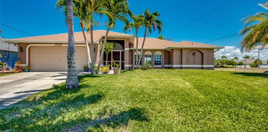 House in Cape Coral, Florida 3 bedrooms, 189.89 sq.m. № 1884002