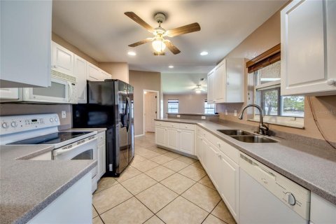 House in Cape Coral, Florida 3 bedrooms, 189.89 sq.m. № 1884002 - photo 9