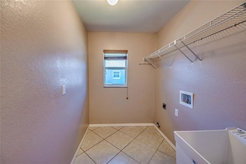 House in Cape Coral, Florida 3 bedrooms, 189.89 sq.m. № 1884002 - photo 24