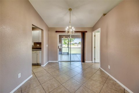 House in Cape Coral, Florida 3 bedrooms, 189.89 sq.m. № 1884002 - photo 8