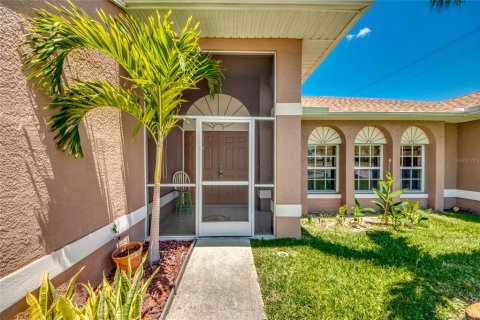 House in Cape Coral, Florida 3 bedrooms, 189.89 sq.m. № 1884002 - photo 2