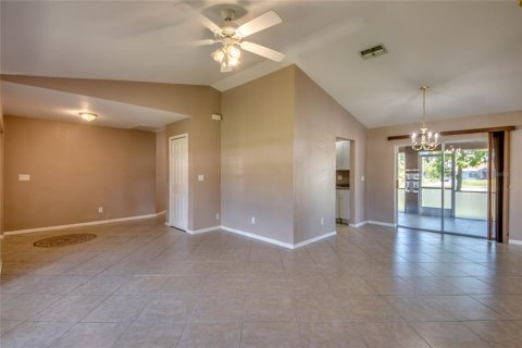 House in Cape Coral, Florida 3 bedrooms, 189.89 sq.m. № 1884002 - photo 6
