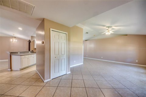 House in Cape Coral, Florida 3 bedrooms, 189.89 sq.m. № 1884002 - photo 5