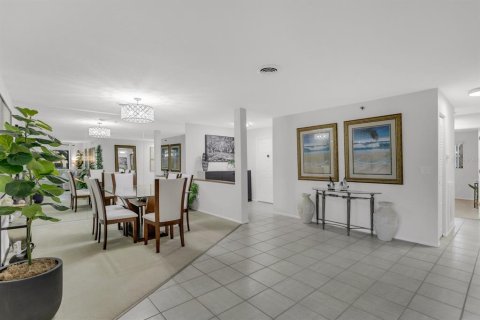 Condo in Saint Petersburg, Florida, 2 bedrooms  № 1884396 - photo 18