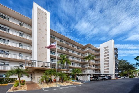 Condo in Saint Petersburg, Florida, 2 bedrooms  № 1884396 - photo 1