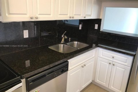 Copropriété à louer à Hialeah, Floride: 2 chambres, 84.36 m2 № 1967949 - photo 4