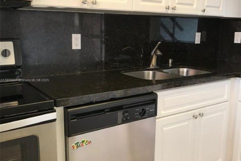 Copropriété à louer à Hialeah, Floride: 2 chambres, 84.36 m2 № 1967949 - photo 9
