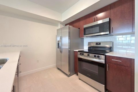 Apartment in Sweetwater, Florida 2 bedrooms, 479.75 sq.m. № 1982942 - photo 4